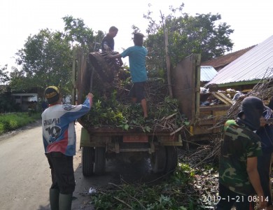 pengangkutan luapan sampah di depo pasar kendal